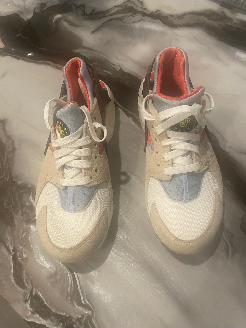 Nike Women Beige, Light Blue & Orange Accent Sneakers